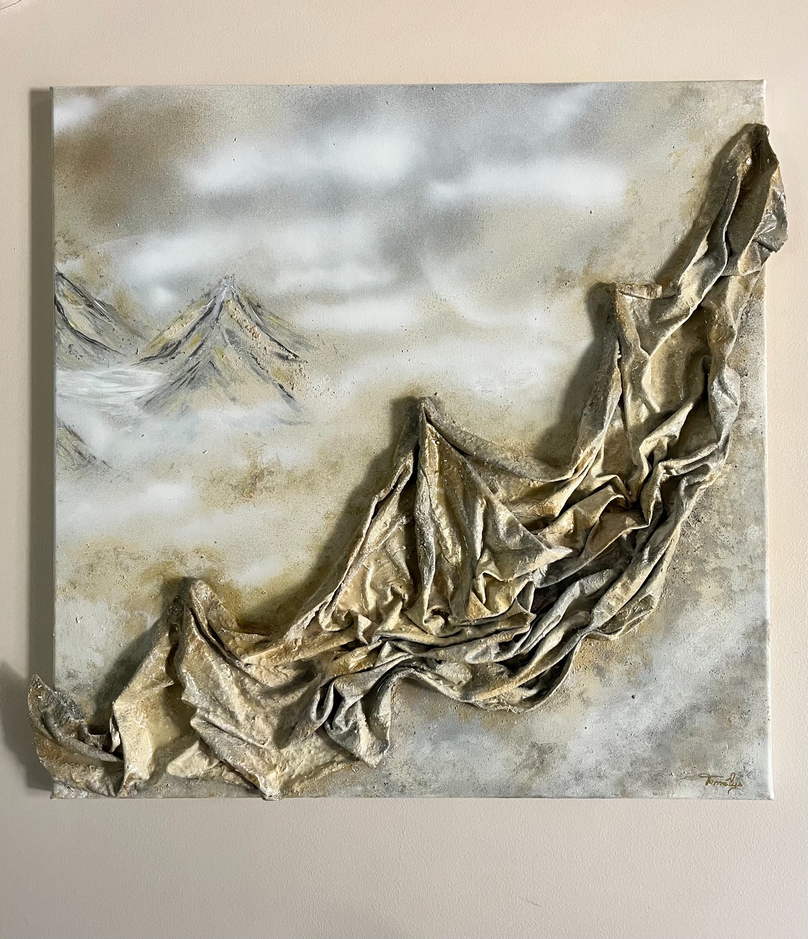 L’Appel des cimes, œuvre originale texturée de Tomélys, paysage de montagnes en relief aux tons dorés dans une atmosphère brumeuse.